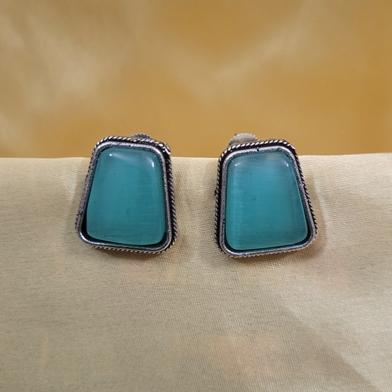 Mona Studs Trapezium