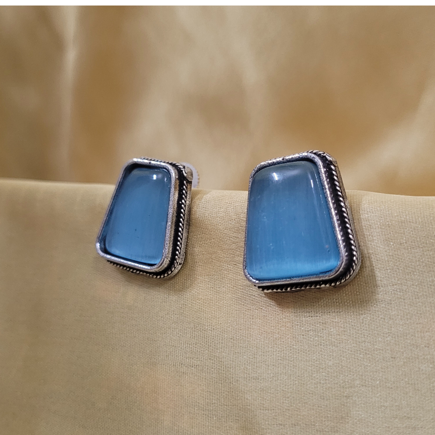 Mona Studs Trapezium