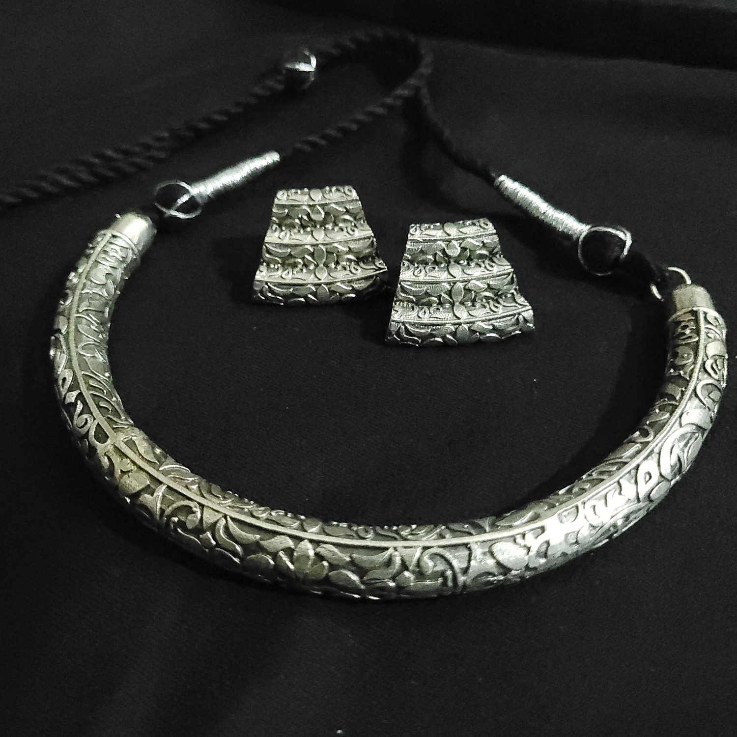 Ivy Hansli and Earrings Set